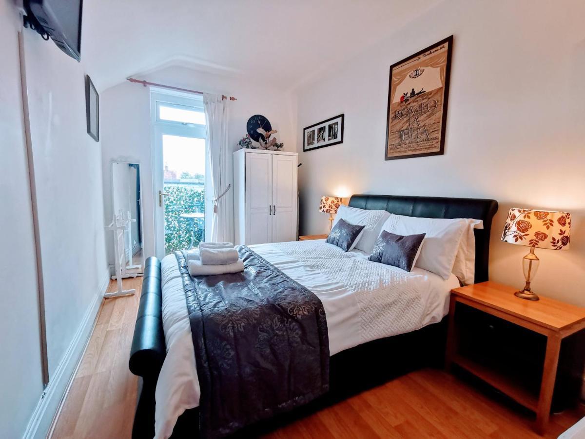 Victoriana - Private Balcony Apartment *